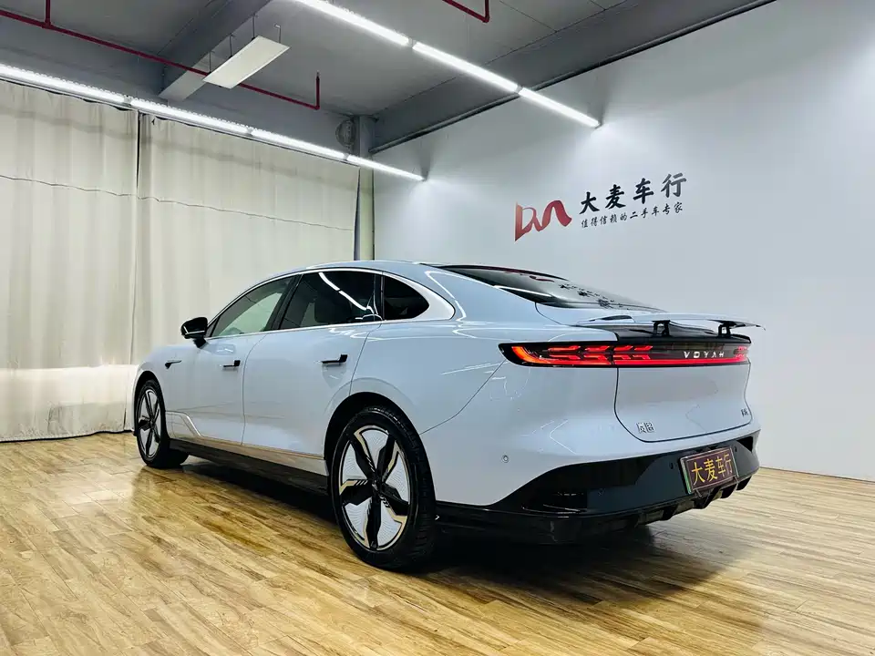 VOYAH Lantu chasing light