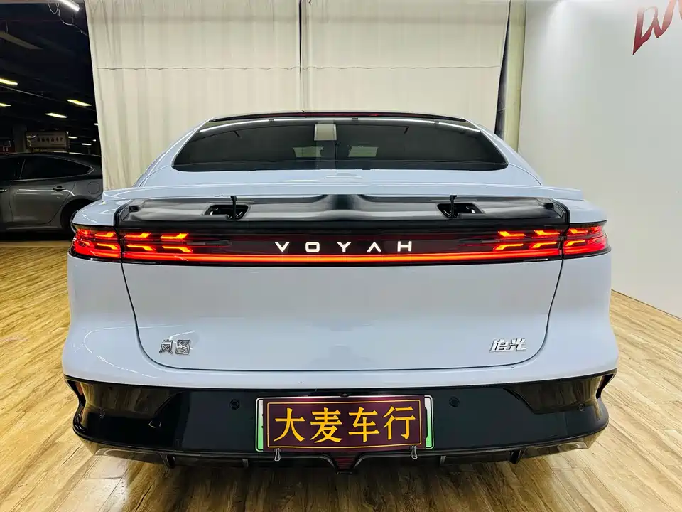 VOYAH Lantu chasing light