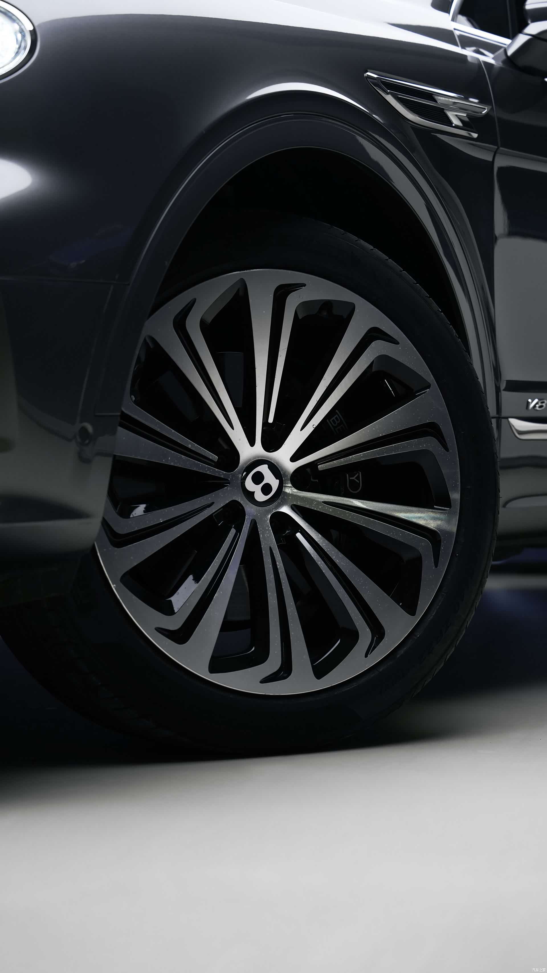 Bentley Bentayga, 2021 11