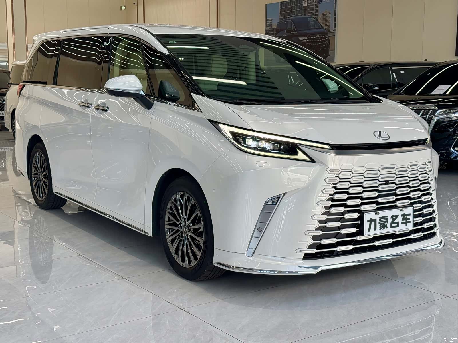 Lexus LM, 2024 3