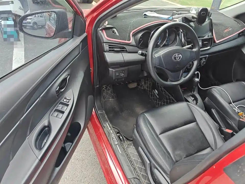 Toyota YARiS L to enjoy