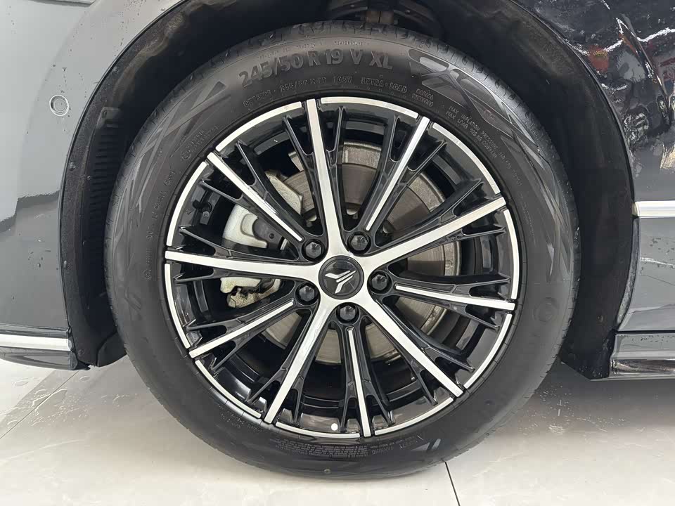 VOYAH Lantu chasing light