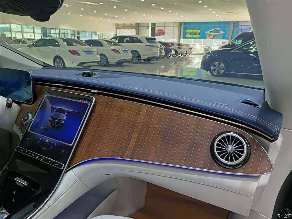Mercedes-Benz EQE, 2025 13