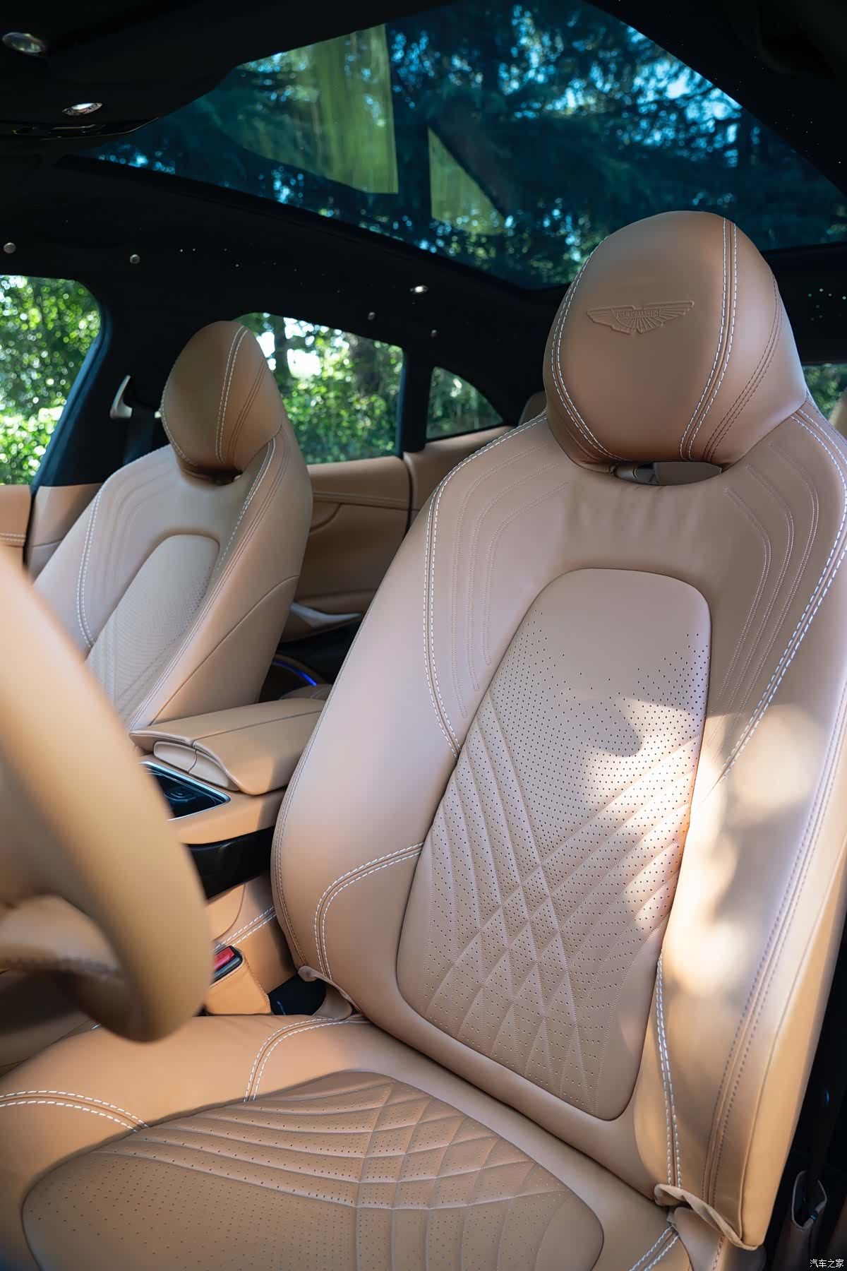 Aston Martin DBX, 2023 13