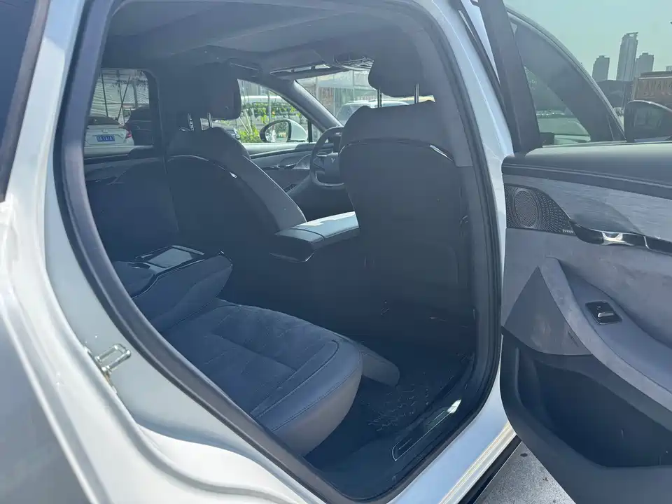 VOYAH Lantu chasing light