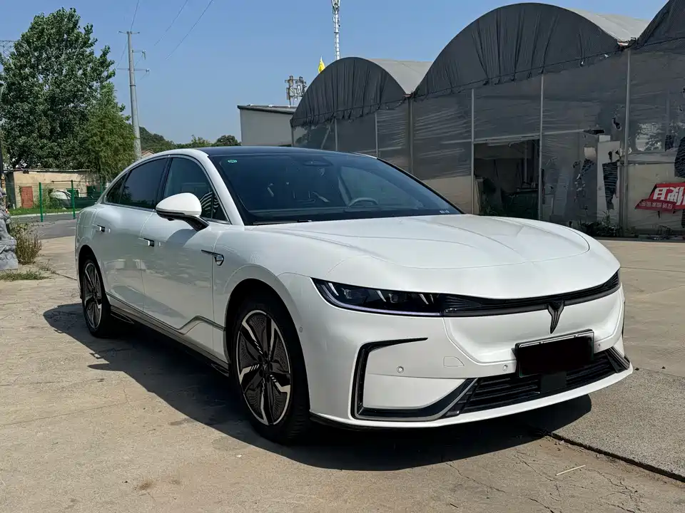 VOYAH Lantu chasing light