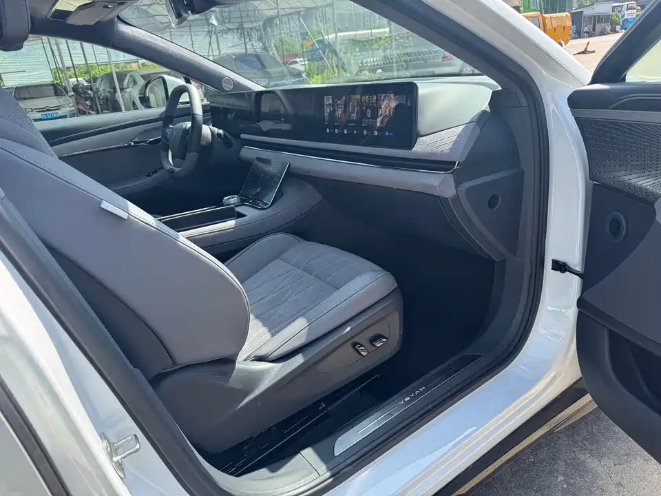 VOYAH Lantu chasing light