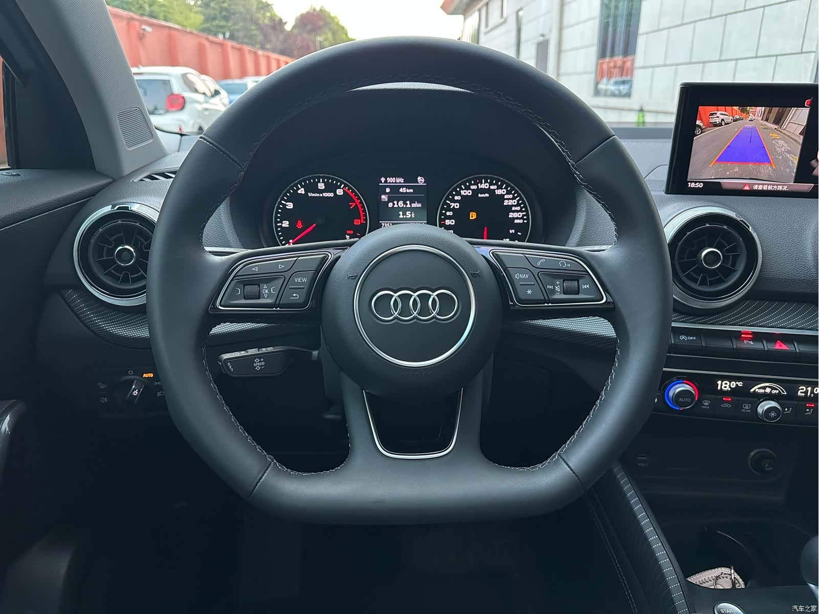 Audi Q2L, 2023 8