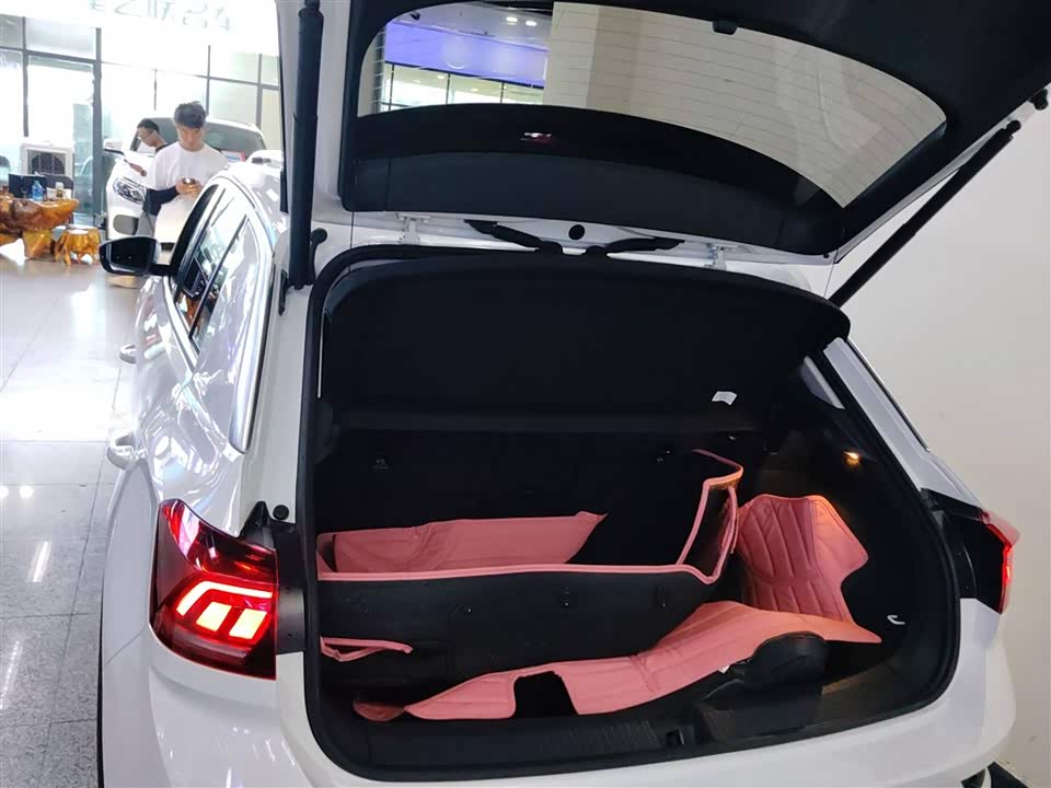 Volkswagen T-ROC exploring Songs