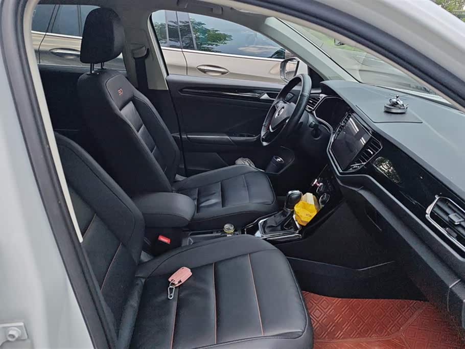 Volkswagen T-ROC exploring Songs