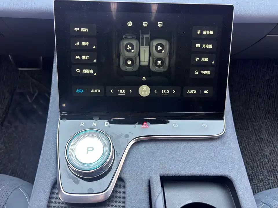 VOYAH Lantu chasing light