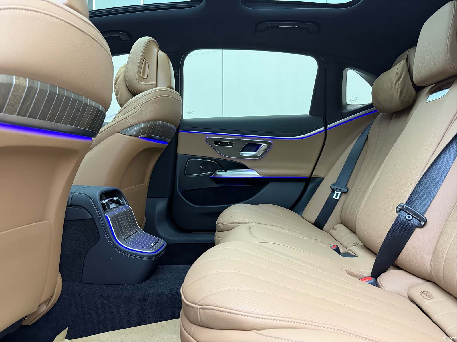 Mercedes-Benz E-Class, 2024 10