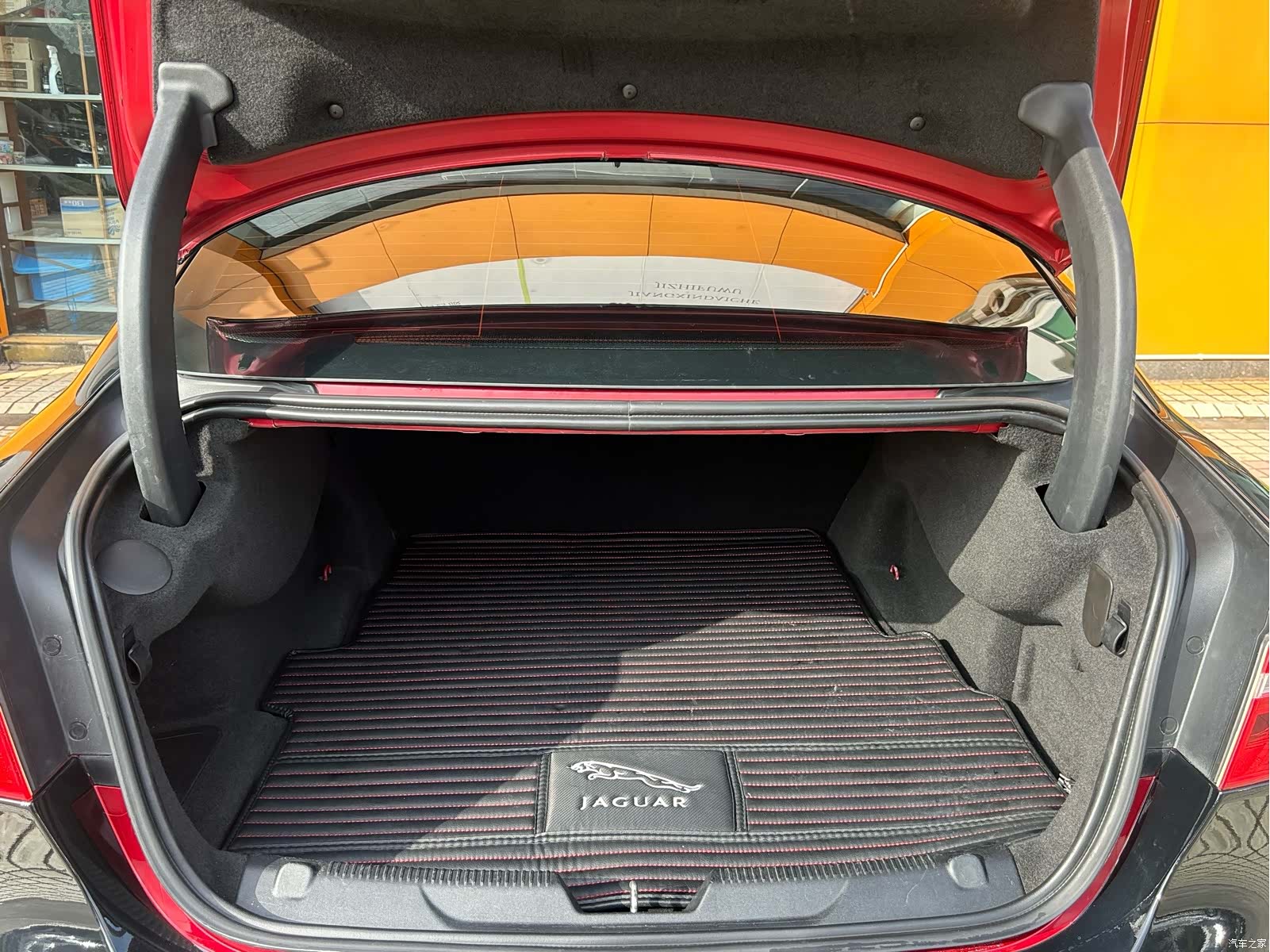 Jaguar XE, 2016 31