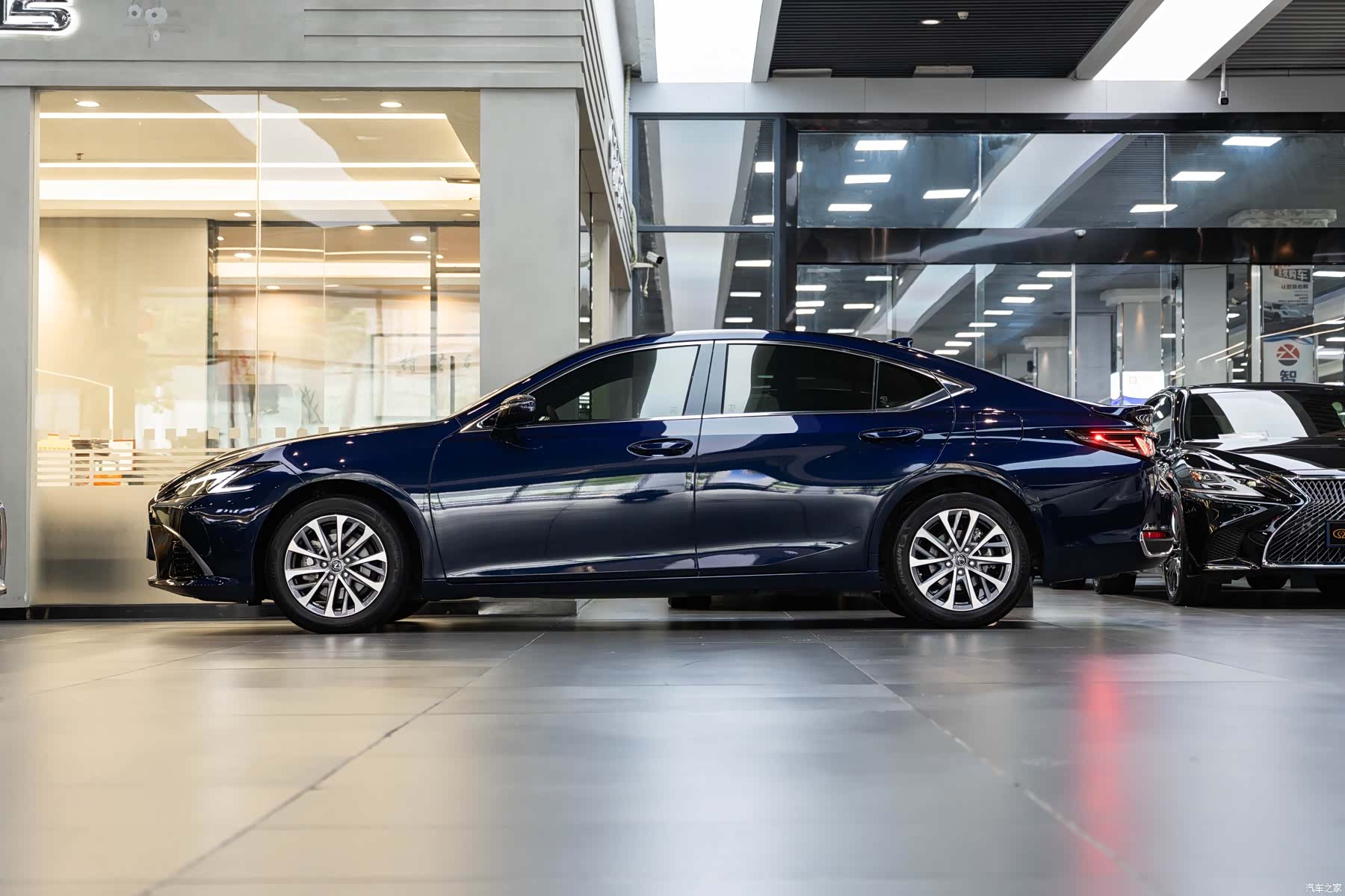 Lexus ES, 2025 4