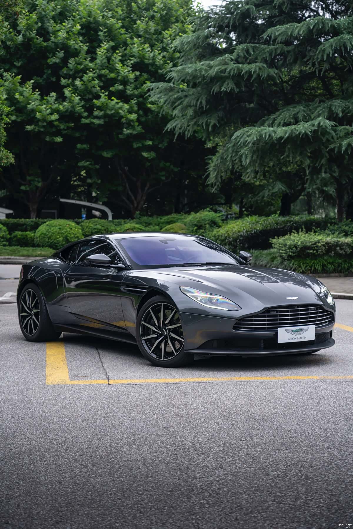 Aston Martin DB11, 2023 3