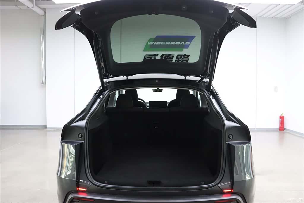 Tesla Model Y, 2025 26