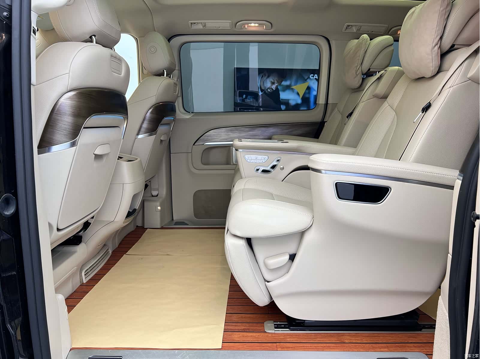 Mercedes-Benz V-Class, 2023 9