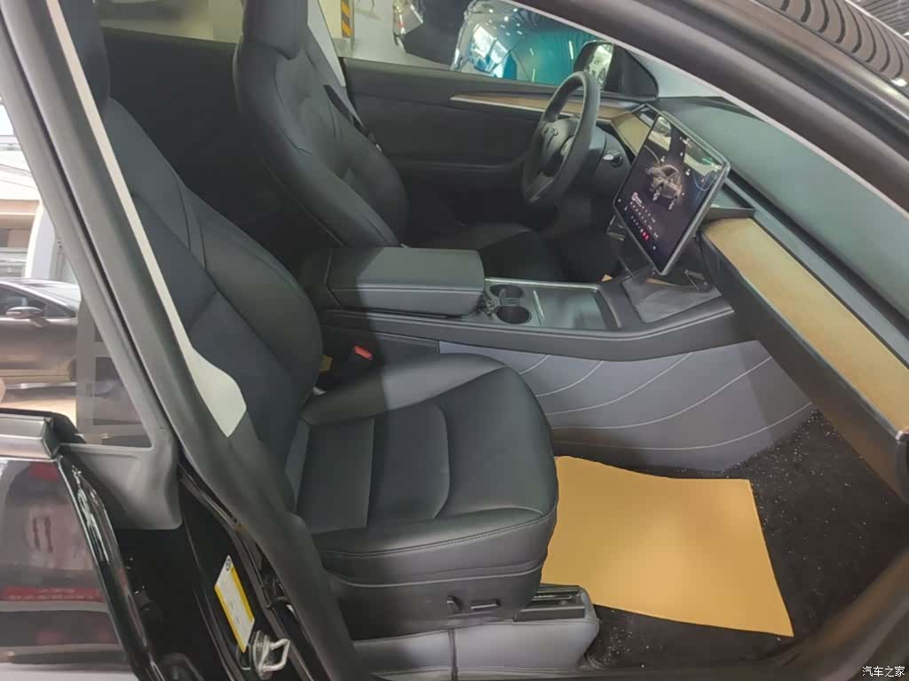 Tesla Model Y, 2023 25