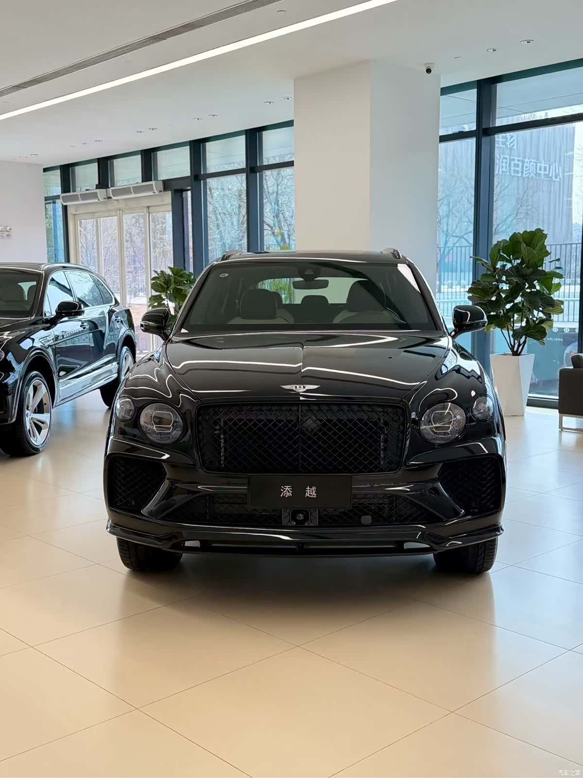 Bentley Bentayga, 1900 4