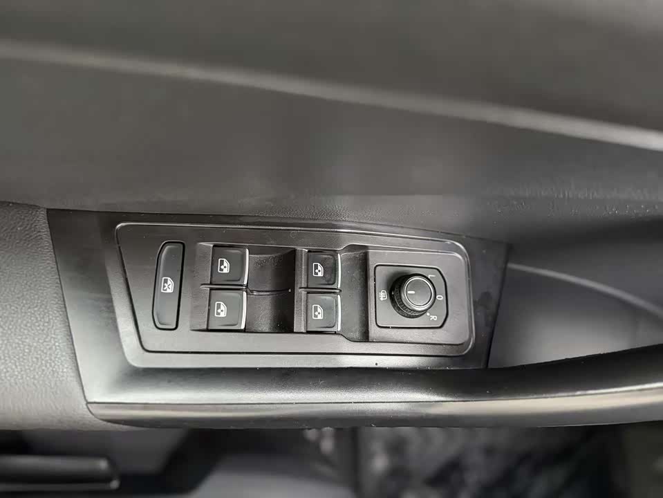 Volkswagen T-ROC exploring Songs