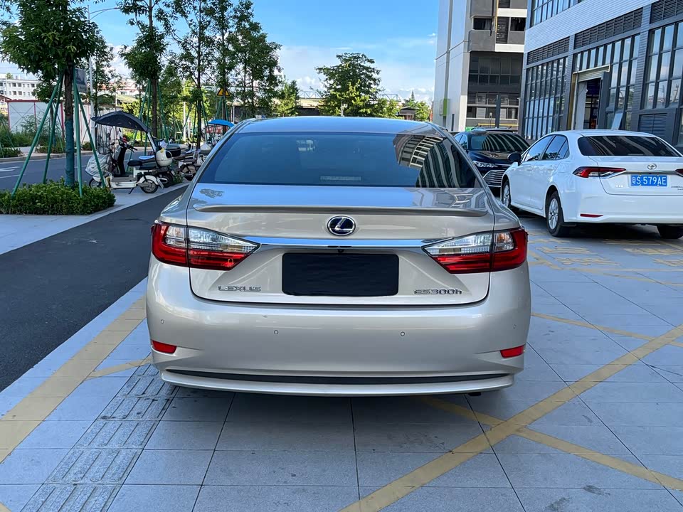 Lexus ES
