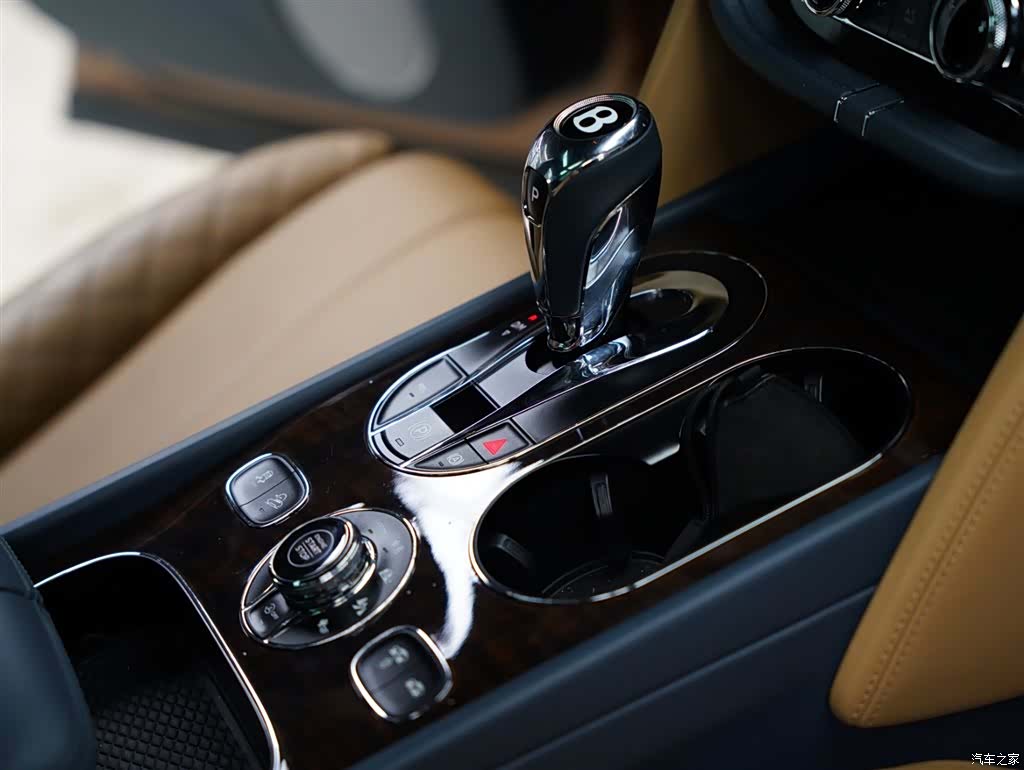 Bentley Bentayga, 2017 49
