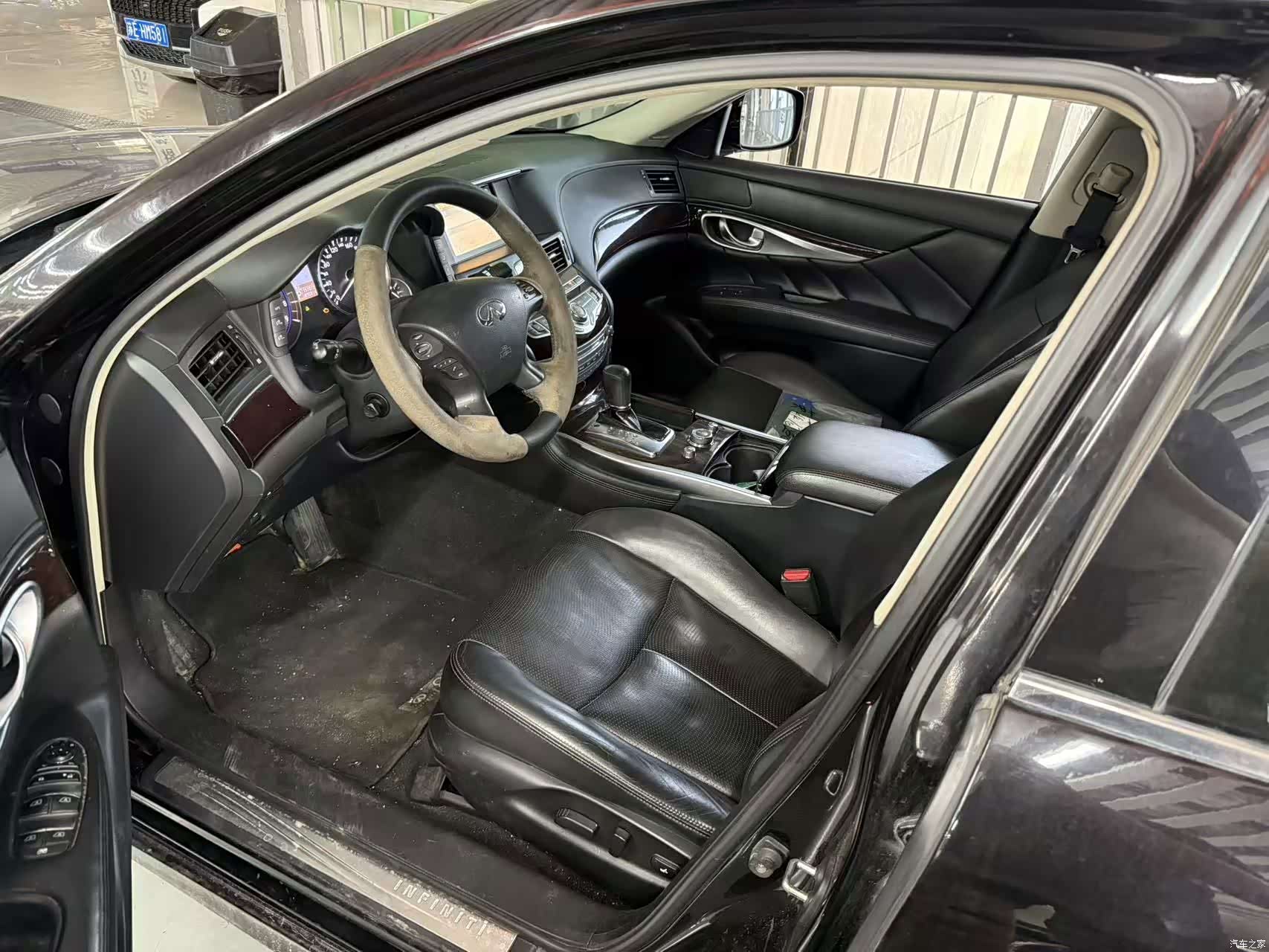 Infiniti Q70, 2014 4