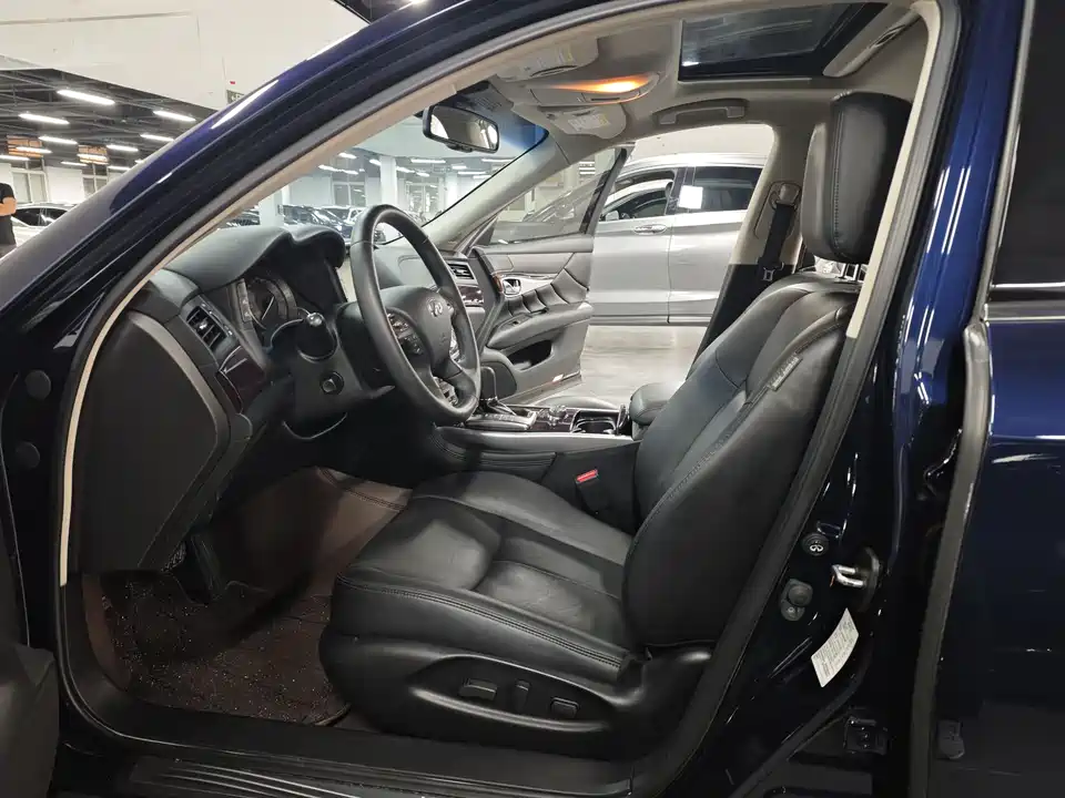 Infiniti Q70