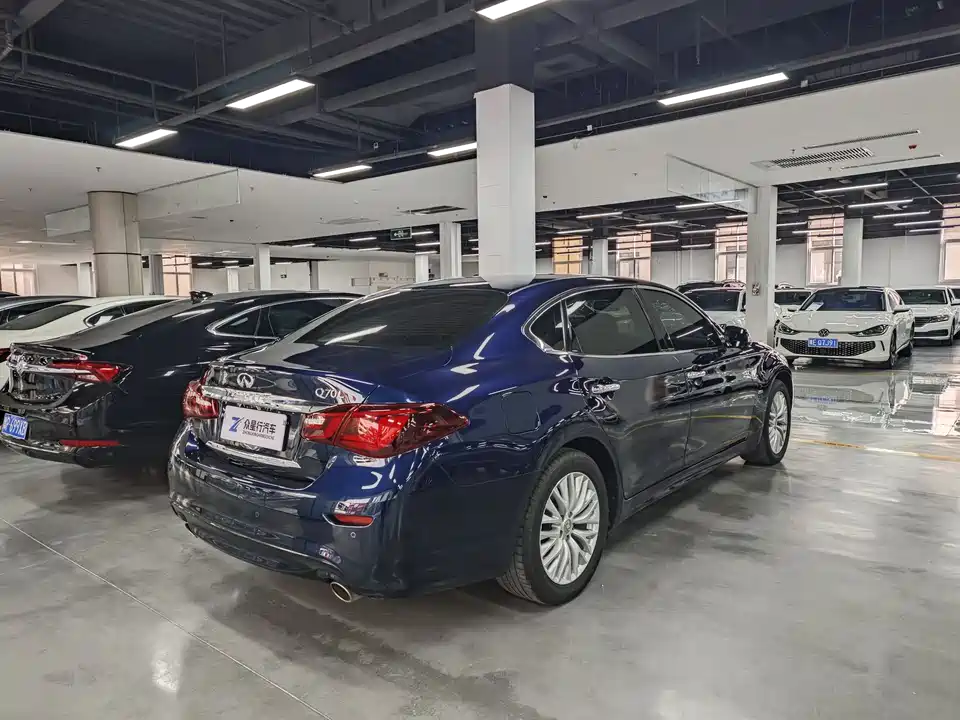 Infiniti Q70