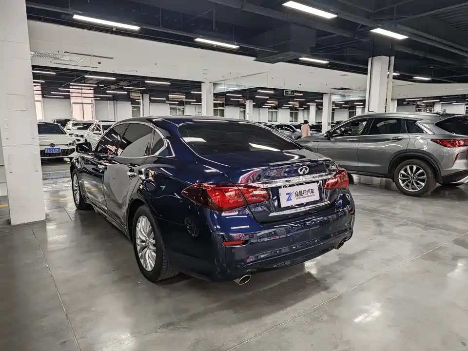 Infiniti Q70