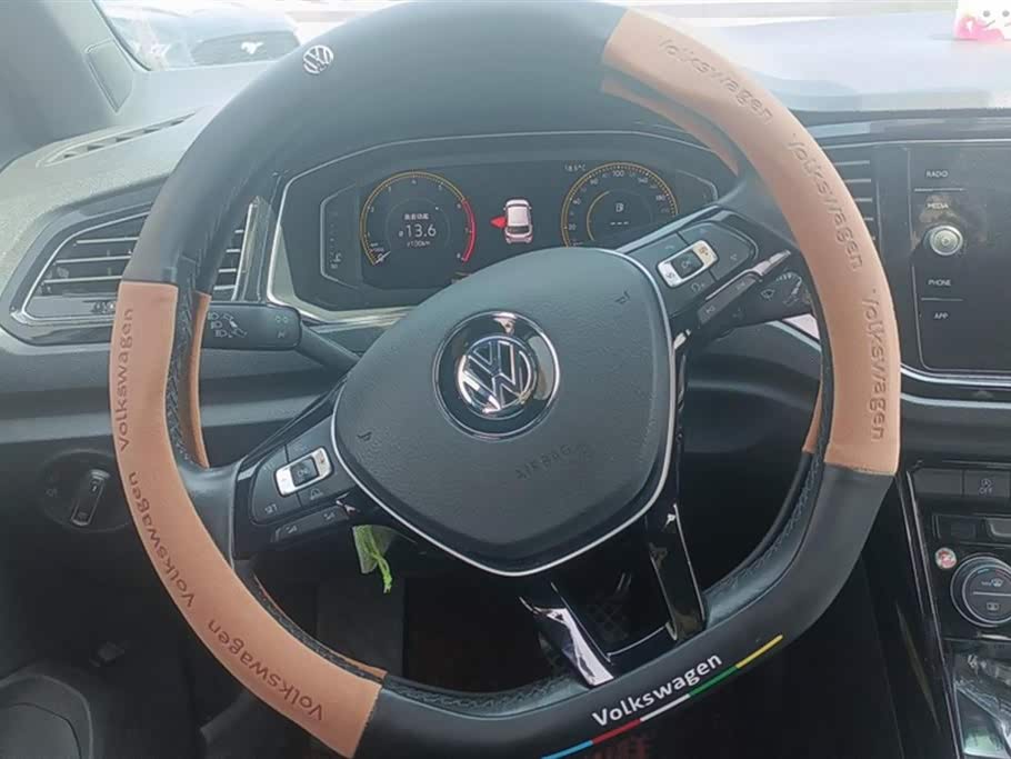 Volkswagen T-ROC exploring Songs