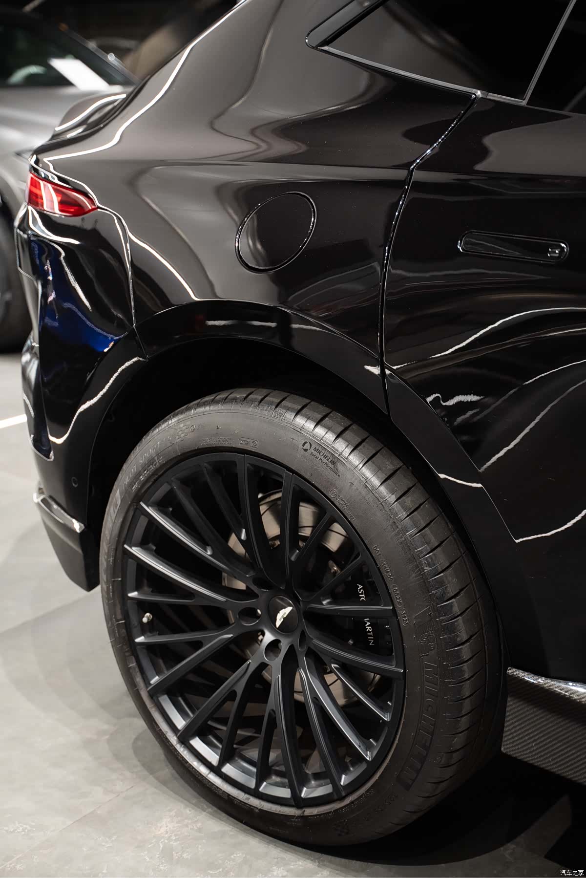 Aston Martin DBX, 2021 14