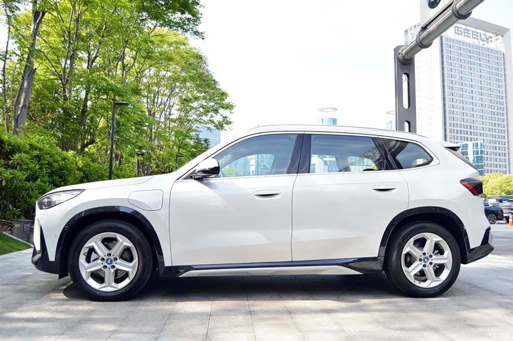 BMW iX1, 2025 4