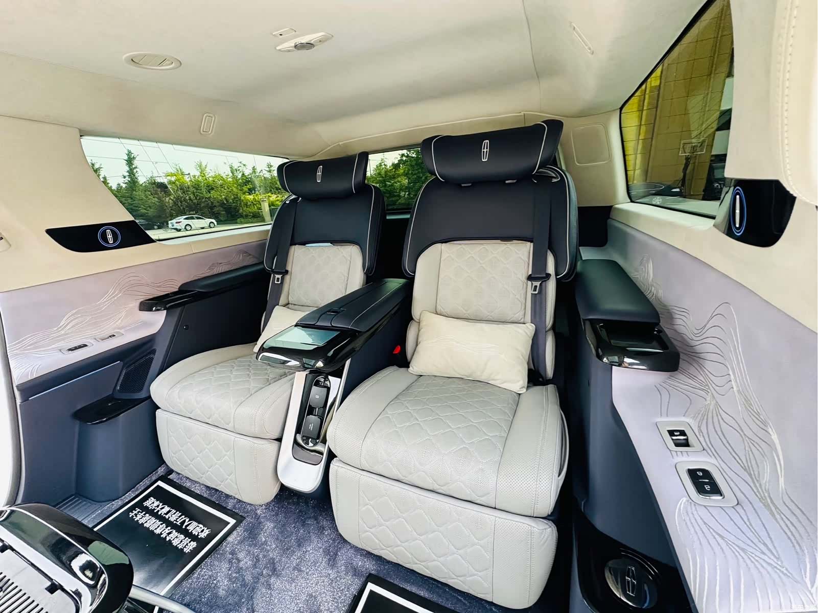 Lincoln Navigator, 2023 13