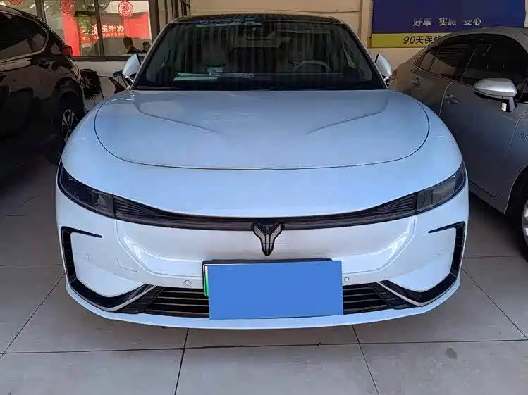 VOYAH Lantu chasing light