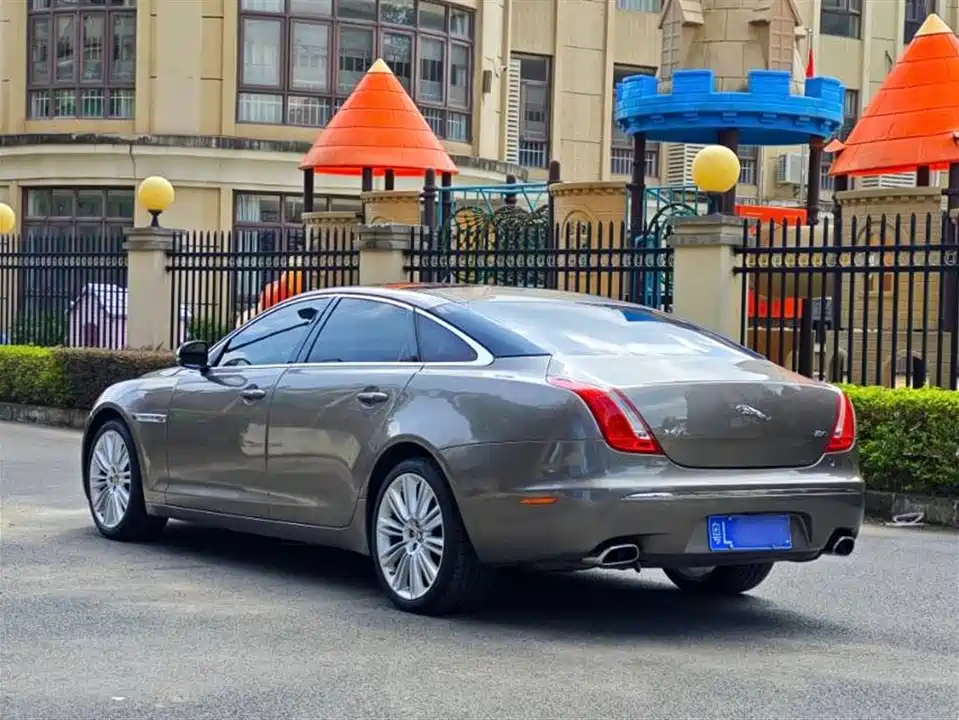 Jaguar XJ