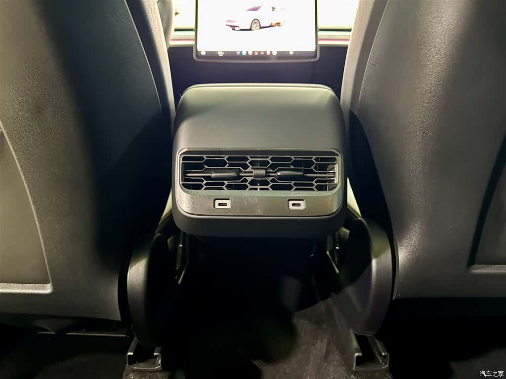Tesla Model Y, 2024 28