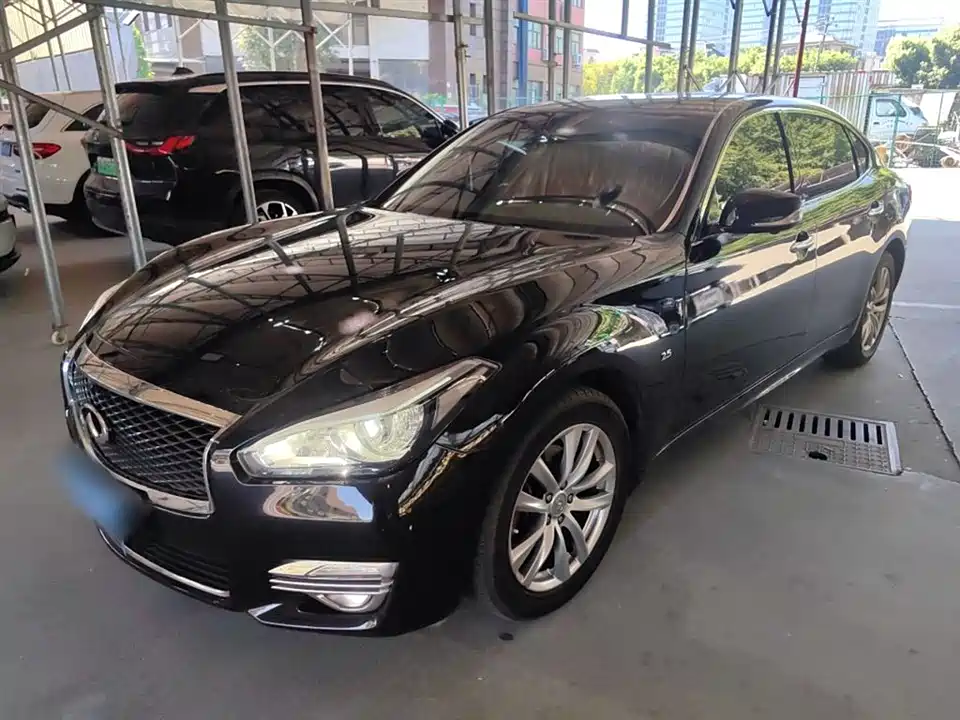 Infiniti Q70