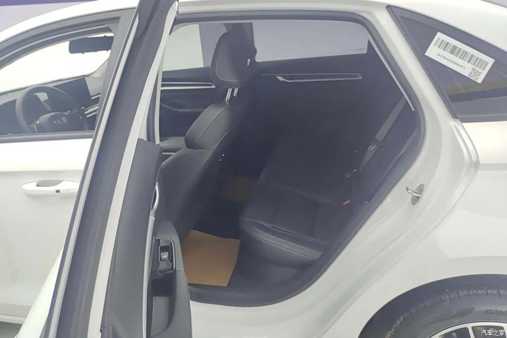 Geely Emgrand, 2026 11