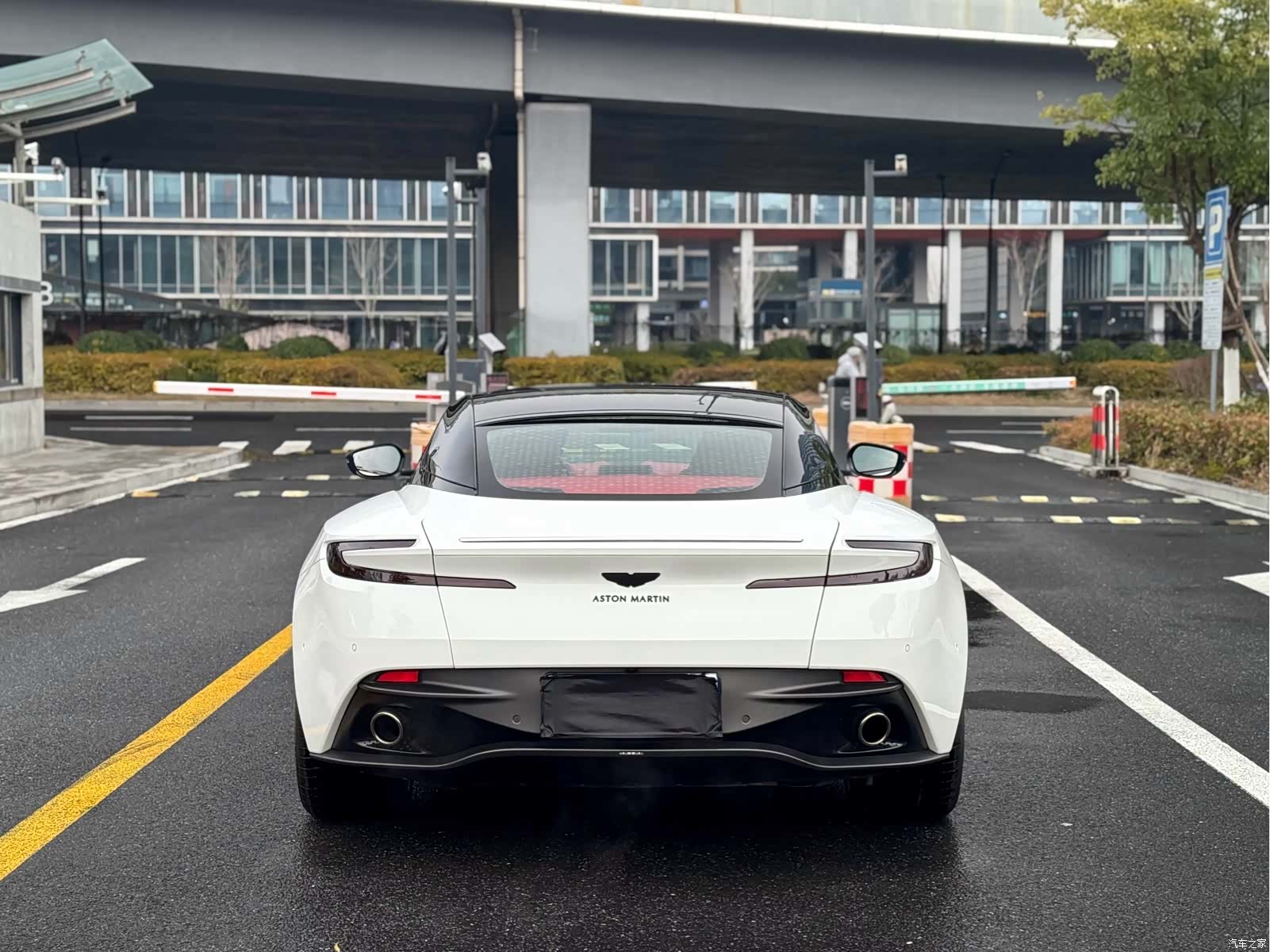 Aston Martin DB11, 2020 8