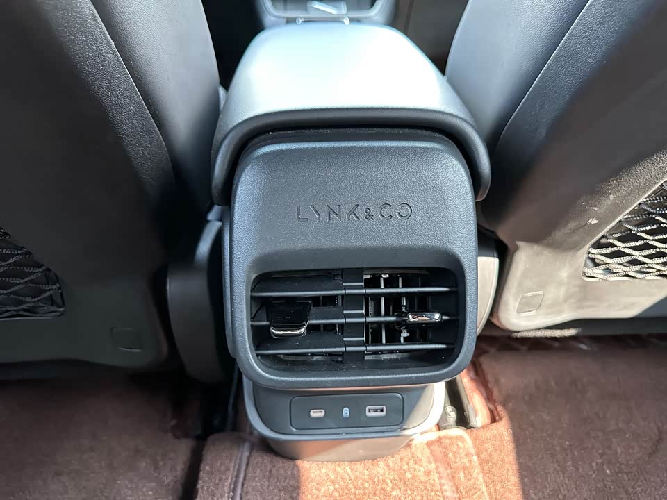 Lynk & Co 06 EM-P
