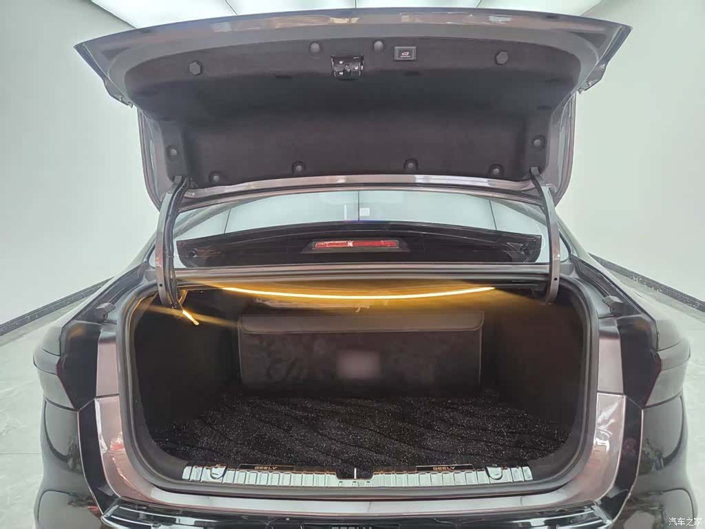 Geely Emgrand, 2025 14
