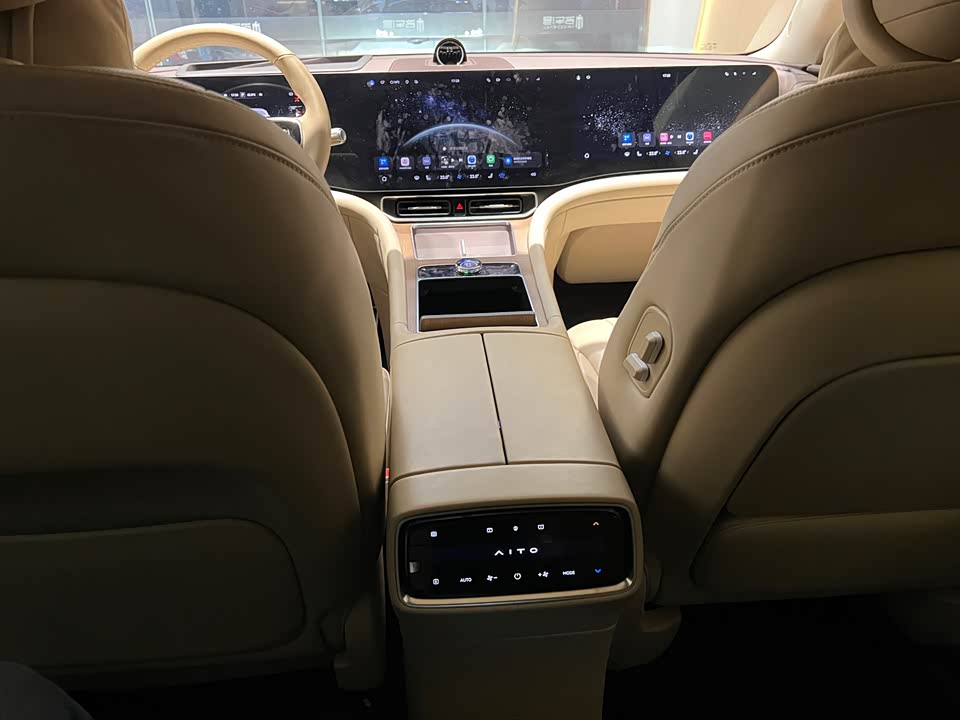 AITO Ask the world M9