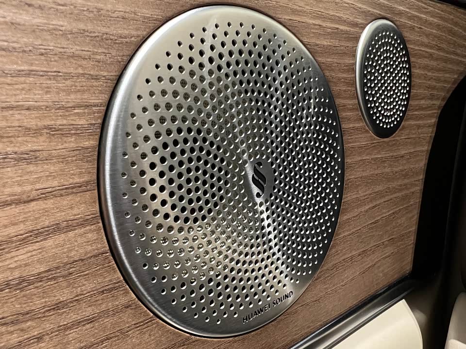 AITO Ask the world M9