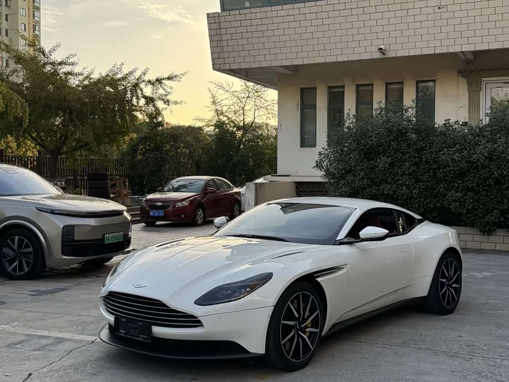 Aston Martin DB11