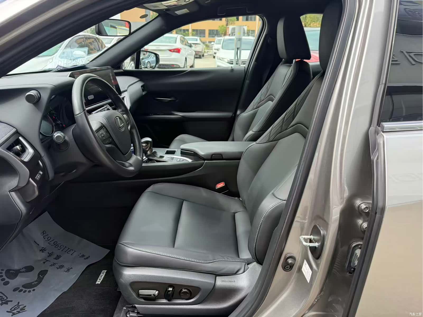 Lexus UX, 2023 4