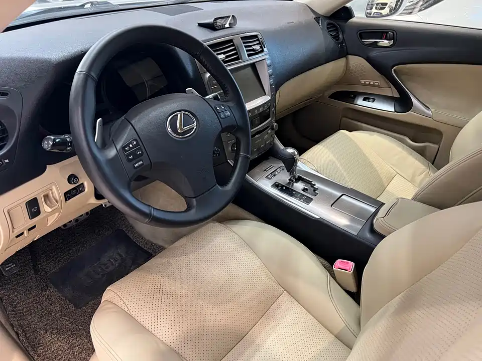 Lexus IS