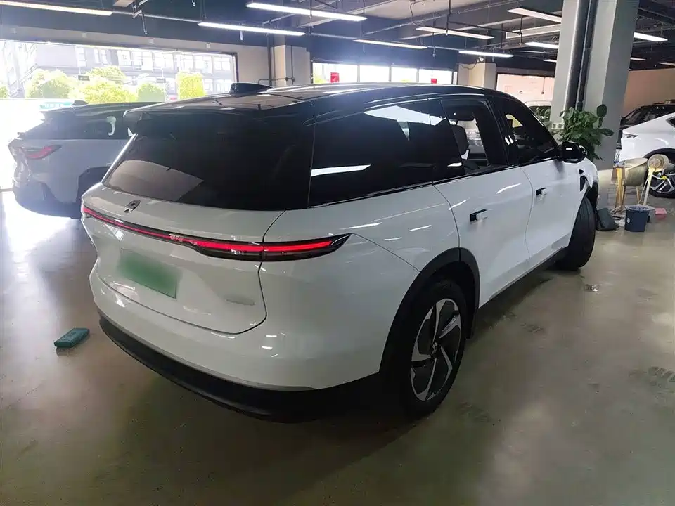 NIO ES8