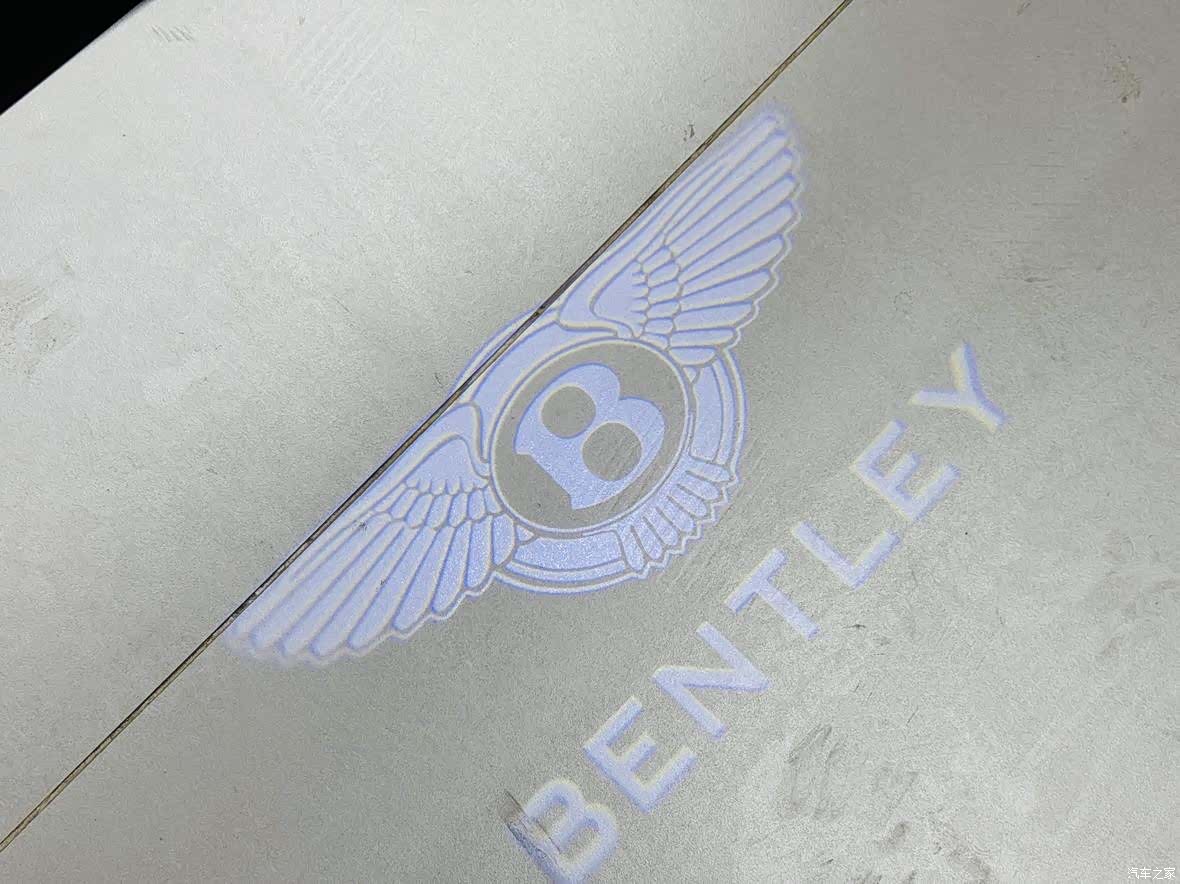 Bentley Bentayga, 2022 22