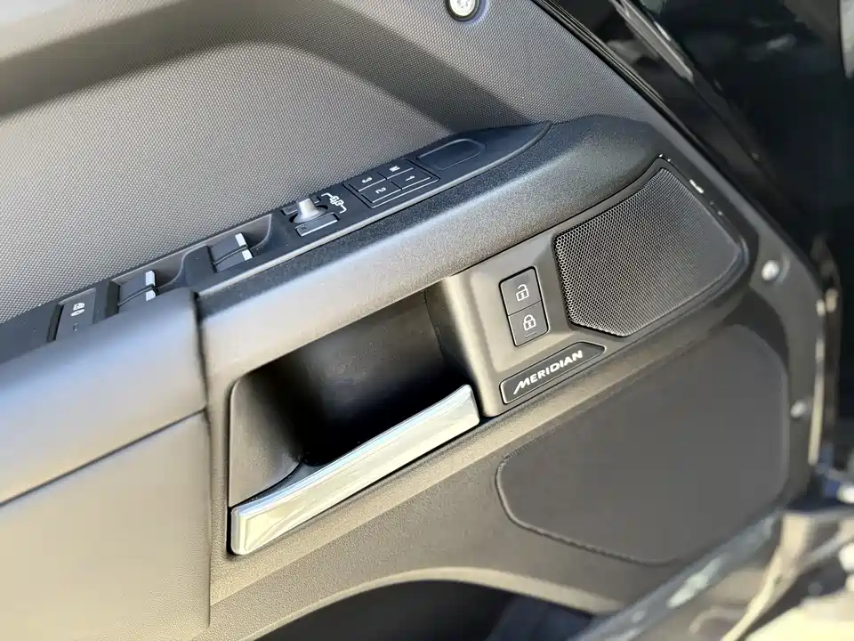 Land Rover guard